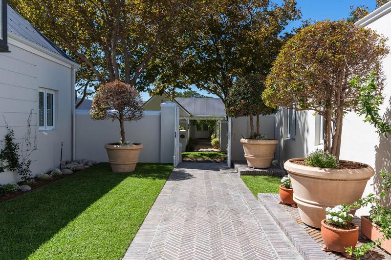 To Let 5 Bedroom Property for Rent in Steenberg Estate Western Cape